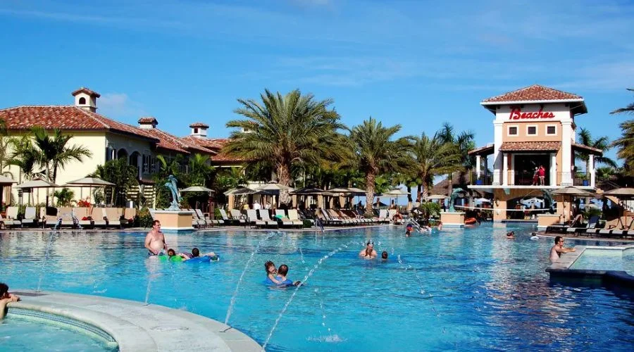 Central pool with the swim-up bar at Italian Village | Travel Scout