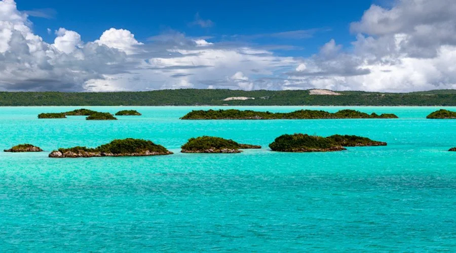 Naturally turquoise lagoon at the Chalk Sound National Park | Travel Scout