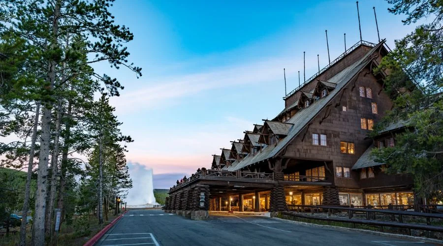 Old Faithful Inn, Wyoming | Travel Scout