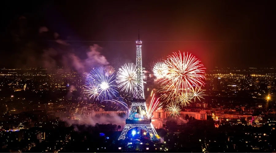 Fireworks at the Eiffel Tower | Travel Scout