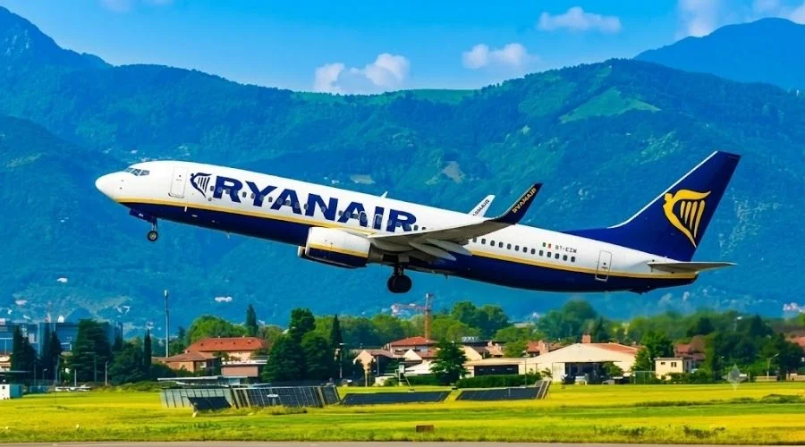 Man Sucked Out of Ryanair’s 737, Saved by Seat-Belt and Wife Man Sucked Out of Ryanair’s 737 | Travel Scout
