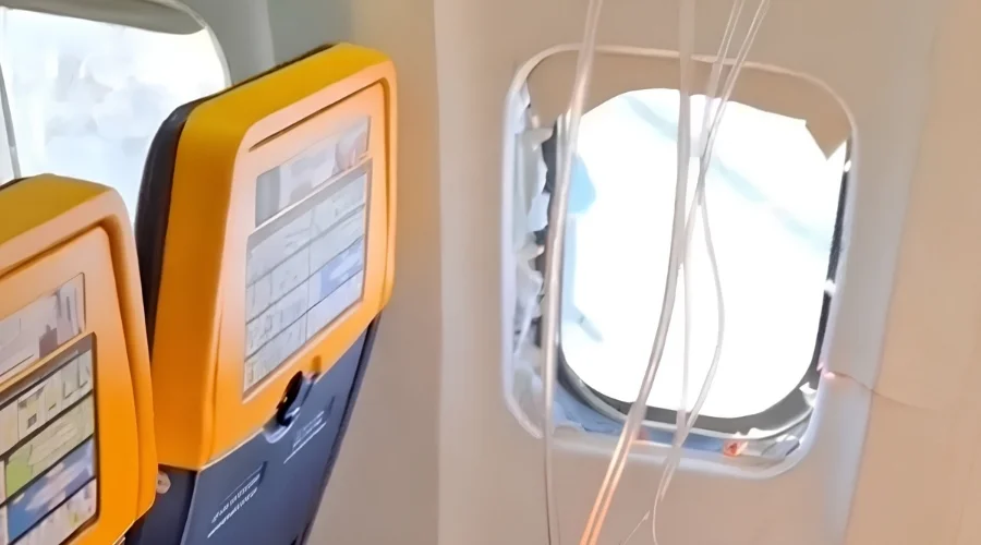 Ryanair 737 Window Incident | Travel Scout